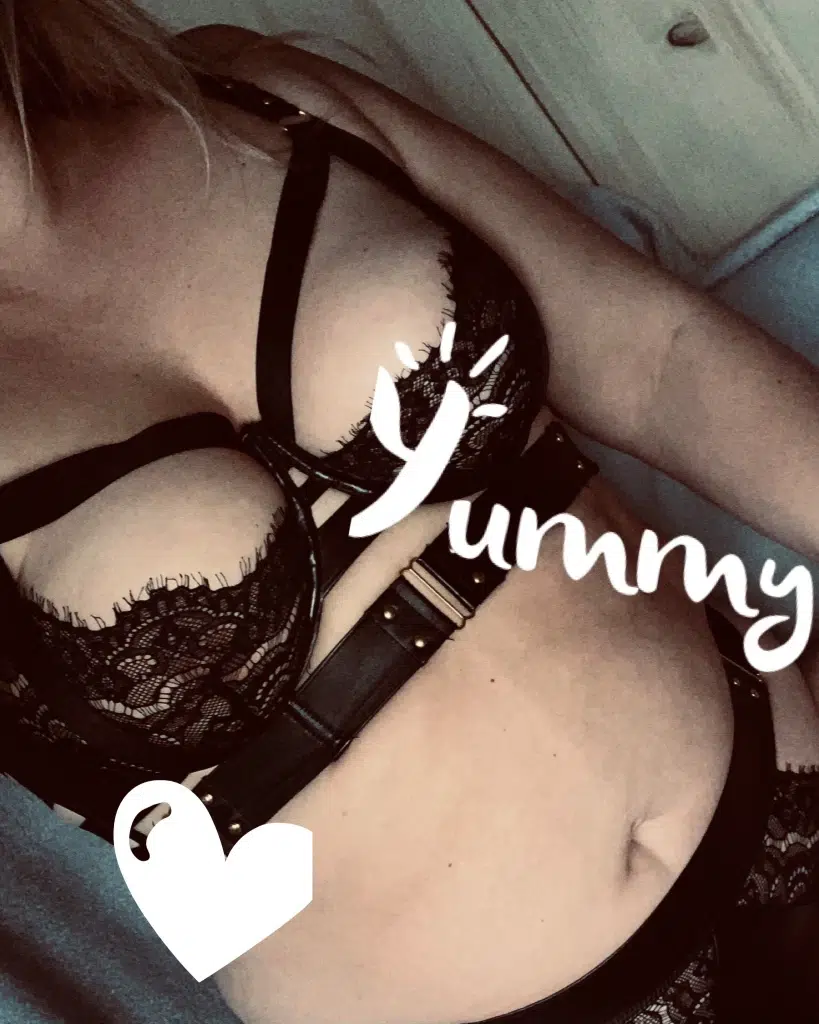 BBW Domina Cam auf den Knien wirst du mir als Sklave in meinen dominanten Cam Chat dienen