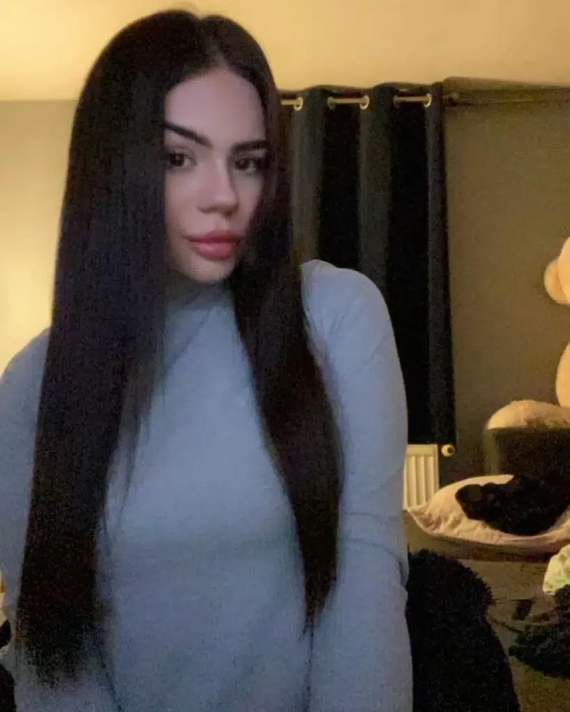 Junge Frau im privaten Sex Livecam Chat