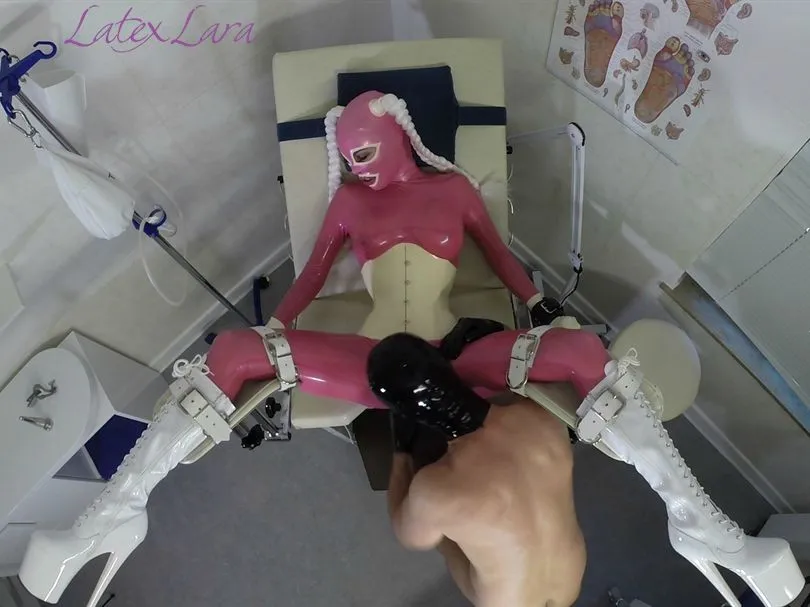 Rubber Couple zeigen sich im Vollgummi im Cam Chat