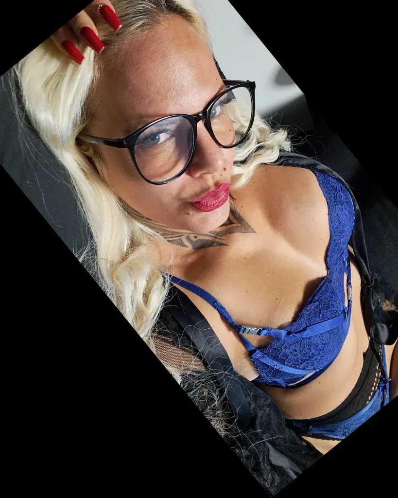 In heißen Dessous kannst du mir beim livesex in der Livecam zusehen